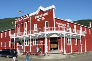 Nicht nur das Downtown Hotel sieht so aus, als wäre in Dawson City die Zeit stehen geblieben