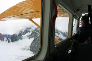 Im Flugzeug des Buschfliegers hat man perfekte Sicht auf die Berge und Gletscher des Kluane Nationalparks im Yukon in Kanada