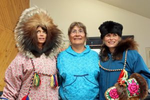 Die Schauspielerinnen Gerit Kling und Andrea Lüdke probieren im Haus einer Inuit-Familie in Tuktoyaktuk die traditionelle Kleidung der Eskimos an