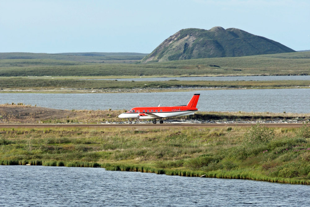 Nach Tuktoyaktuk führt keine Straße. Das Inuit Dorf in der Arktis in Kanada ist nur mit dem Flugzeug zu erreichen