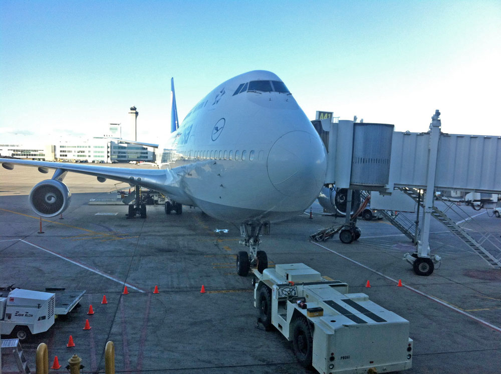 Eine 747 der Lufthansa steht vor dem Flug nach Frankfurt am Gate in Denver