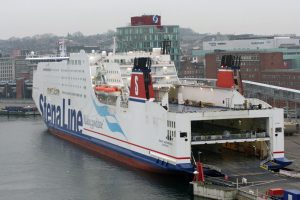 Im Hafen von Kiel liegen auch andere große Schiffe