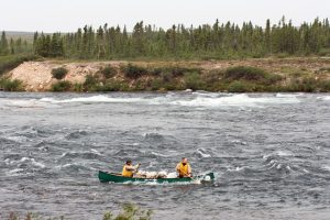 Ein Kanu in den Stromschnellen auf dem Thelon River in Kanada