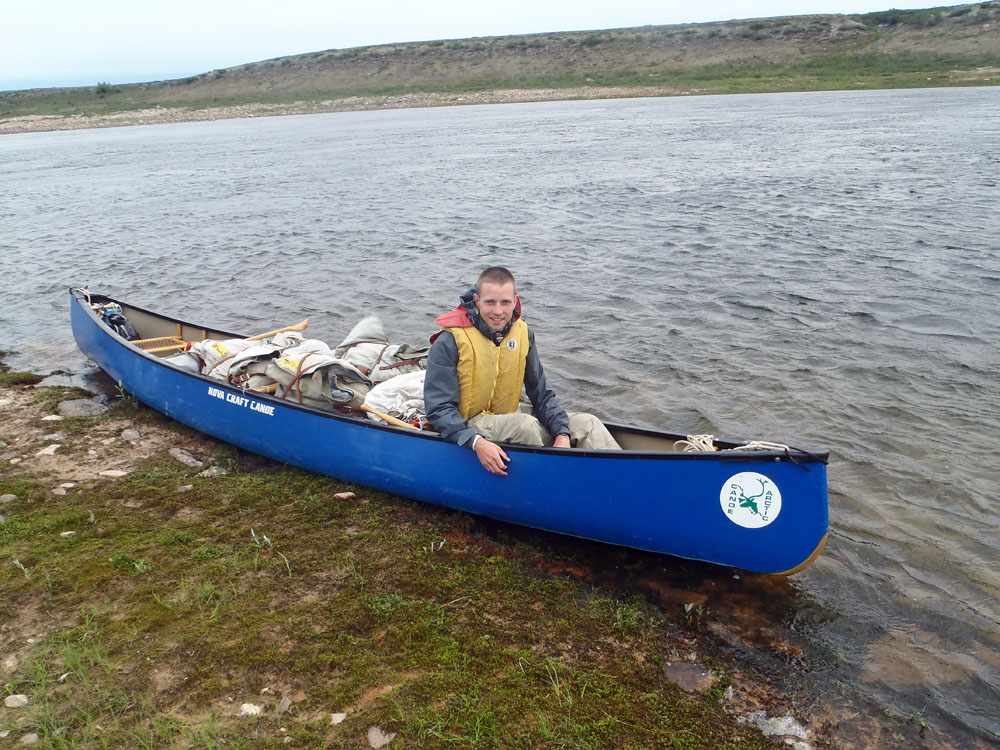 Beladenes Kanu auf einer Kanutour in den Northwest Territories in Kanada