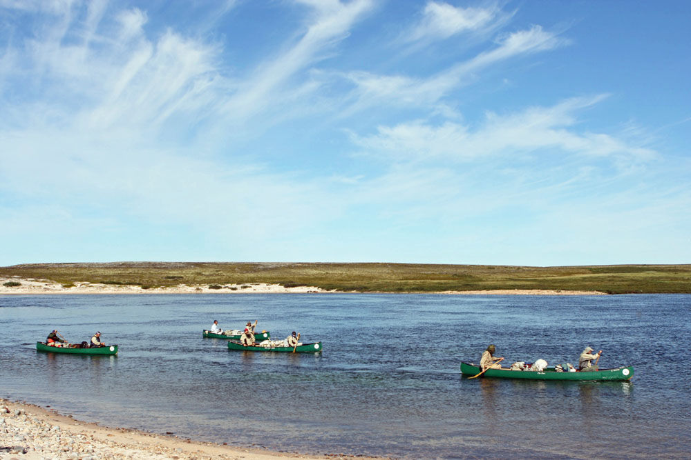 Kanus auf dem Thelon River in den Northwest Territories in Kanada während einer Kanutour