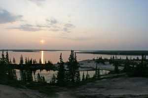 Sonnenuntergang in der Tundra am Thelon River in Kanada