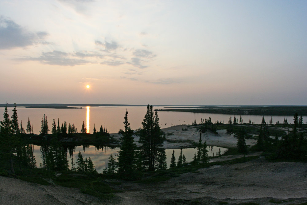 Sonnenuntergang in der Tundra am Thelon River in Kanada