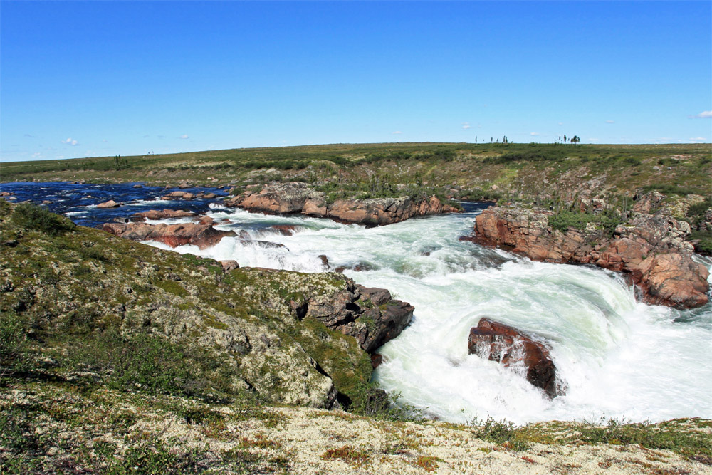 Wasserfall mit Stromschnellen in Kanada