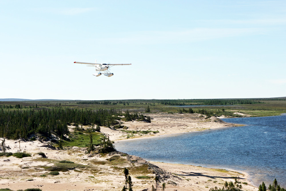 Ein Wasserflugzeug landet in der Wildnis von Kanada