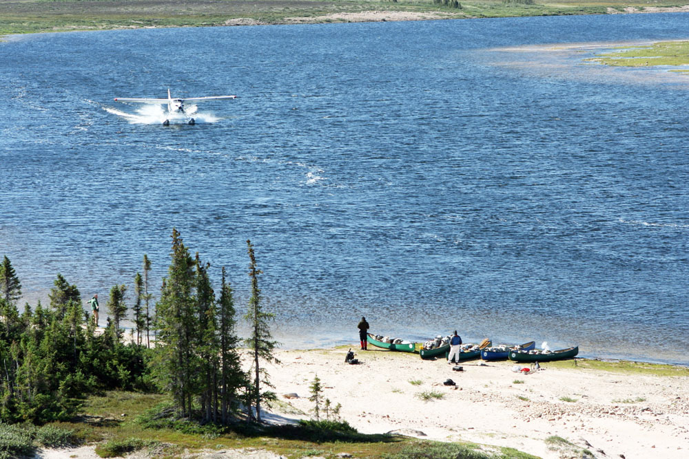 Landung eines Wasserflugzeuges in der Wildnis der Northwest Territories von Kanada