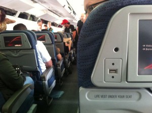 Auf Langstreckenflügen sind USB-Buchsen, wie hier bei United Airlines nach Chicago, besonders praktisch.