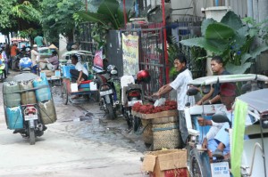 Geschäftiges Treiben auf den Straßen Makassars.