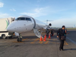 In einem angenehm leeren CRJ 1000 ging es nach Bali.