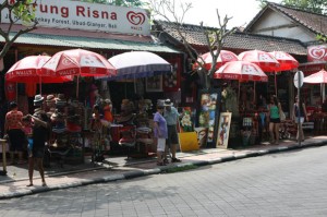 Reichlich Touristen und Souvenirstände gibt es in Ubud.