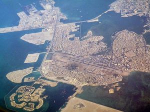 Bahrain mit dem Flughafen in Manama von oben.
