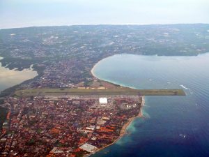 Luftaufnahme der Landebahn vom Flughafen Bali
