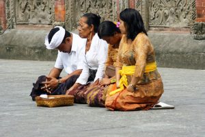 Betende Hindus in einem Tempel auf Bali in Indonesien