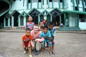 Gruppe mit Kindern in Indonesien