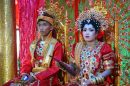 Brautpaar in traditioneller Tracht einer Hochzeit auf Sulawesi in Indonesien