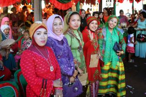 Hochzeitsgäste in bunter Tracht auf einer Hochzeit in Indonesien auf Sulawesi