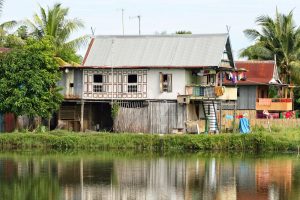 Typisches Wohnhaus inmitten der Reisfelder von Sulawesi in Indonesien