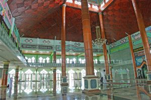 Moschee von innen auf der Insel Sulawesi in Indonesien