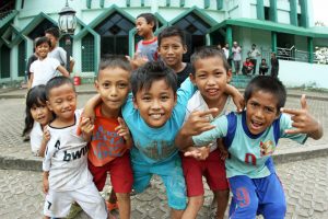 Kinder vor einer Moschee auf Sulawesi in Indonesien