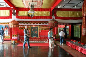 Geschichte zum Anfassen im Museum Balla Lompoa im ehemaligen Königreich Gowa in Makassar auf Sulawesi in Indonesien