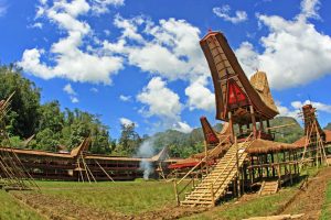 Dieses Dorf in Indonesien wird gerade für eine Totenfeier der Tana Toraja auf Sulawesi gebaut. Nach der Zeremonie wird es wieder abgerissen.
