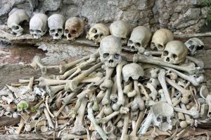 Knochen, Gebeine und Totenschädel in einer Knochengrube auf Sulawesi in Indonesien