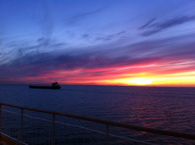 Sonnenaufgang vor der Küste Dänemarks.