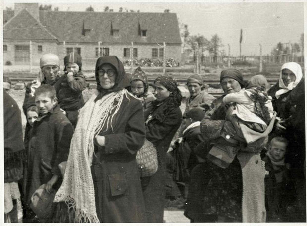 Jüdische Frauen und Kinder vor Krematorium III auf dem Weg zu Krematorium II