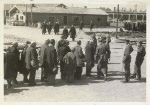 Die Menschen im Hintergrund sind auf dem Weg von der Rampe ins Krematorium II