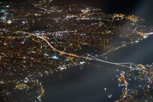 Lichtermeer am Bosporus bei Nacht