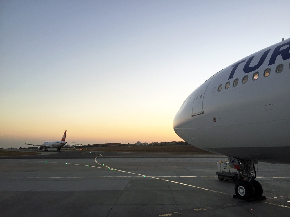 Passenden zum Sonnenuntergang stieg ich in den A330 der Turkish Airlines