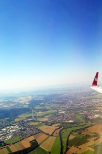 Kurz nach dem Start in der Boeing B737 von Turkish Airlines mit den Winglets strahlend blauer Himmel