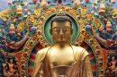 Goldene Buddha-Statue in einem buddhistischen Kloster bei Kathmandu in Nepal
