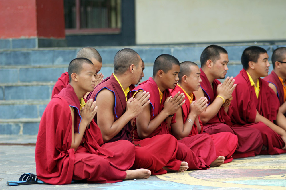 Vor dem buddhistischen Kloster bei Kathmandu in Nepal beteten Mönche