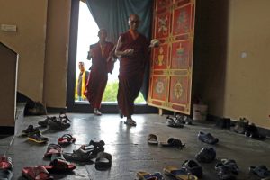 Im Kloster müssen die Schuhe ausgezogen werden