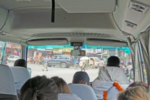 Mit dem Bus ging es zum Kloster der buddhistischen Mönche bei Kathmandu in Nepal