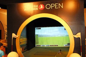 Oder doch lieber eine Partie Golf im Simulator in der Business Lounge der Turkish Airlines am Flughafen Istanbul?