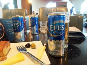 Nur noch ein paar Kleinigkeiten wie Bier und Käse in der Lounge am Flughafen Istanbul