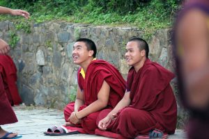 Lachende und fröhliche buddhistische Mönche vor einem Kloster in Nepal
