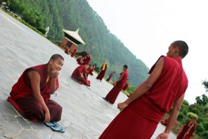 Buddhistische Mönche vor einem Kloster in Nepal bei Kathmandu