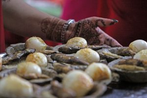 Frittierte Eier und Fisch sind bei den Newar in Nepal ein beliebtes Essen