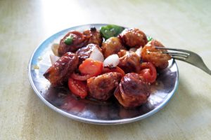 Die gebratene Variante der Momos mit scharfer Soße gibt es in Nepal oft zu essen
