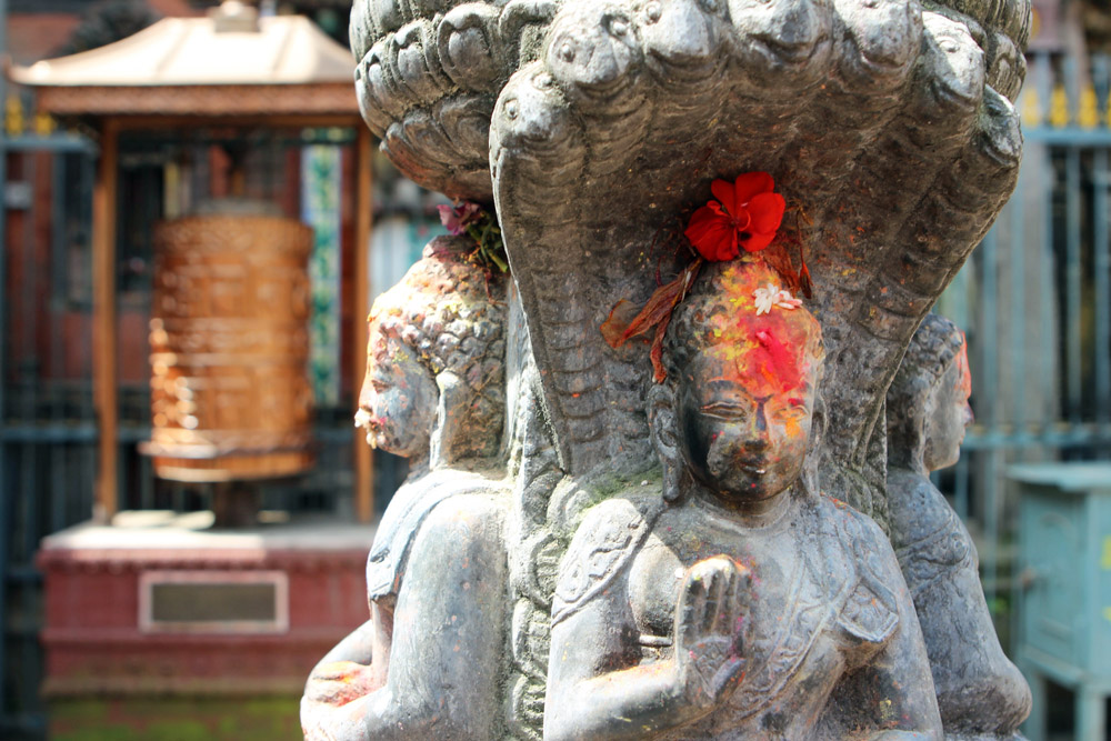 Steinerne Statuen vor dem Eingang zum Tempel der Kumari von Patan