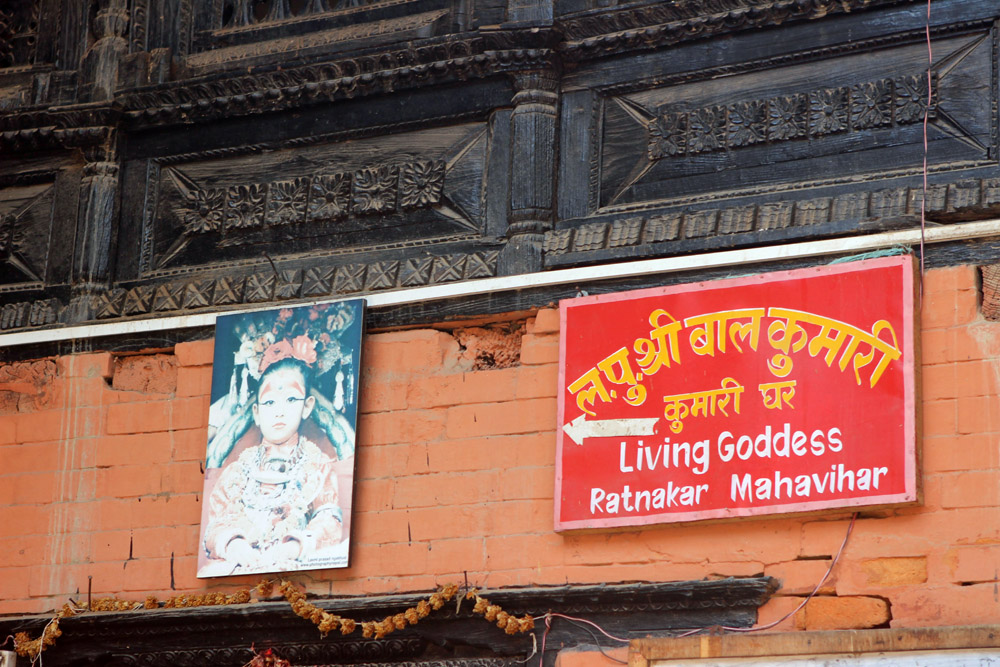 Am Eingang zum Haus der lebenden Göttin - der Kumari von Patan in Nepal