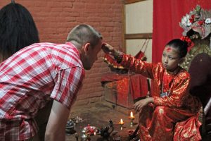 Die Kumari von Patan in Nepal gibt einem Besucher ihren Segen