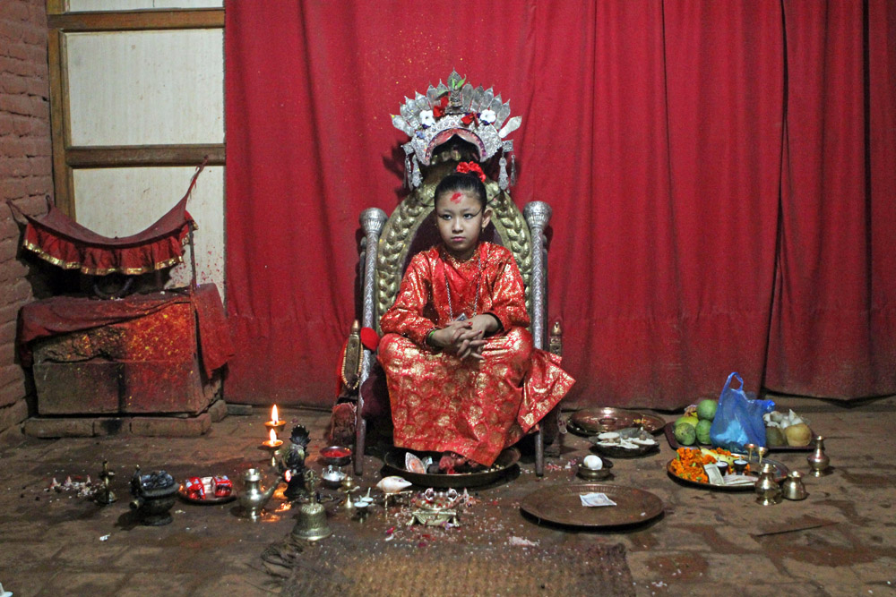 Die Kumari von Patan bei Kathmandu sitzt auf ihrem Thron. In Nepal wird sie als lebende Göttin verehrt